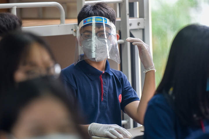 Trường đảm bảo an toàn, học sinh có cần đội tấm chắn giọt bắn phòng dịch? - 1