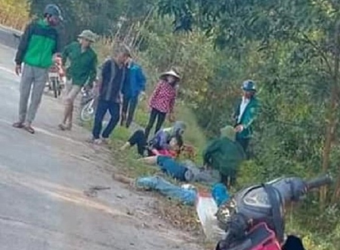 Xe máy chở 4 nữ sinh đâm vào cột mốc, 2 em chết tại chỗ - 1