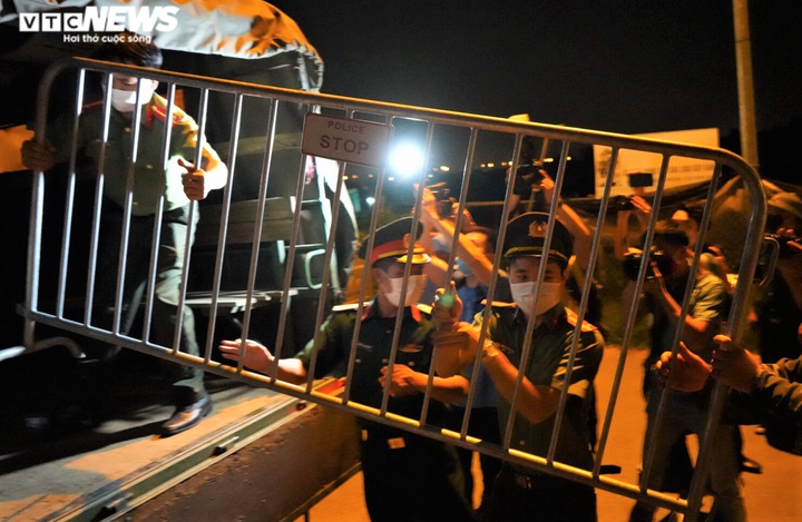 11.000 người dân Hạ Lôi phấn khởi, vẫy cờ mừng khoảnh khắc gỡ bỏ cách ly - 9