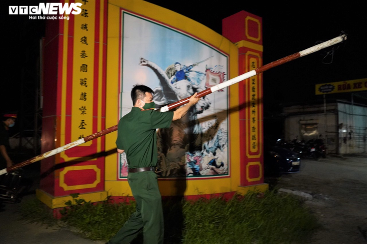 11.000 người dân Hạ Lôi phấn khởi, vẫy cờ mừng khoảnh khắc gỡ bỏ cách ly - 6