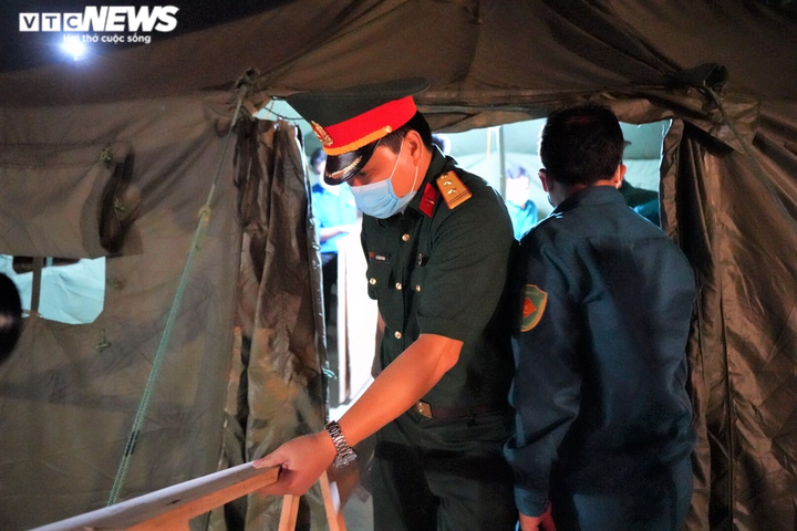 11.000 người dân Hạ Lôi phấn khởi, vẫy cờ mừng khoảnh khắc gỡ bỏ cách ly - 4