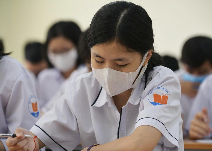 Trường không mở điều hòa, phụ huynh lo con đi học chưa mắc COVID-19 đã lăn ra ốm - 2