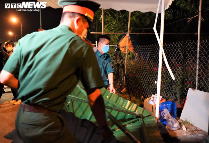 11.000 người dân Hạ Lôi phấn khởi, vẫy cờ mừng khoảnh khắc gỡ bỏ cách ly - 5