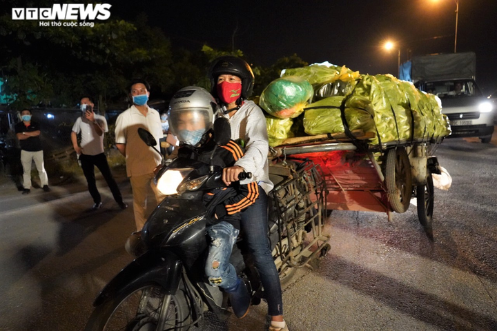 11.000 người dân Hạ Lôi phấn khởi, vẫy cờ mừng khoảnh khắc gỡ bỏ cách ly - 11