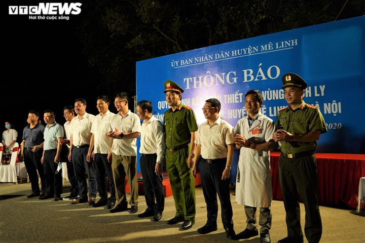 11.000 người dân Hạ Lôi phấn khởi, vẫy cờ mừng khoảnh khắc gỡ bỏ cách ly - 2