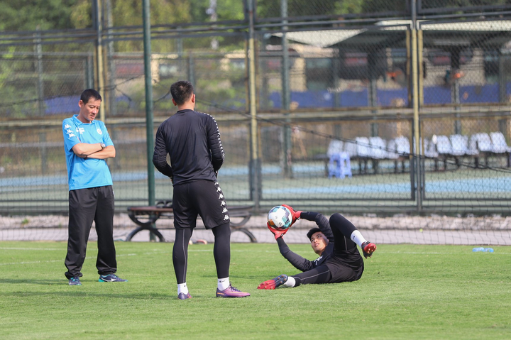 Quang Hải và đồng đội trở lại tập luyện sau 1 tháng nghỉ dịch COVID-19 - 8