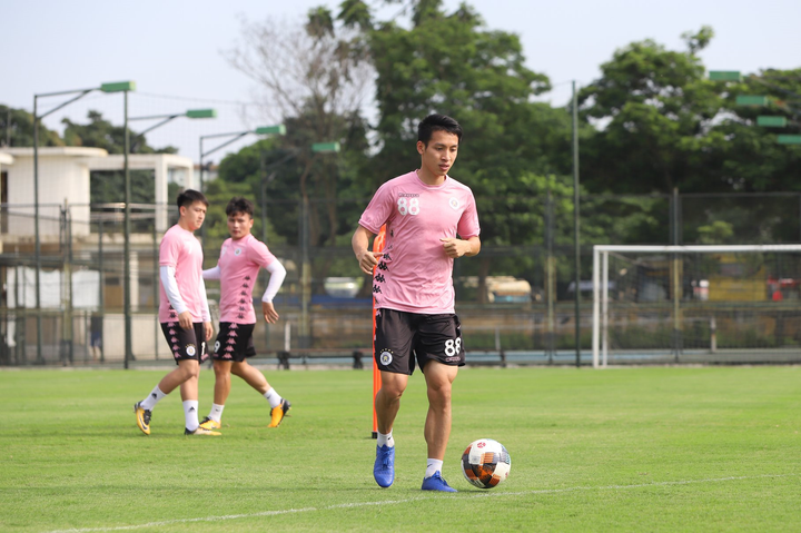 Quang Hải và đồng đội trở lại tập luyện sau 1 tháng nghỉ dịch COVID-19 - 5