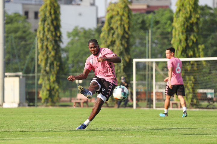 Quang Hải và đồng đội trở lại tập luyện sau 1 tháng nghỉ dịch COVID-19 - 6