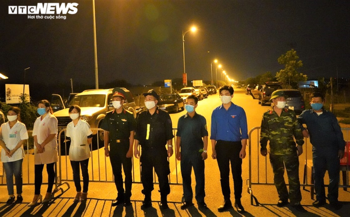 11.000 người dân Hạ Lôi phấn khởi, vẫy cờ mừng khoảnh khắc gỡ bỏ cách ly - 3