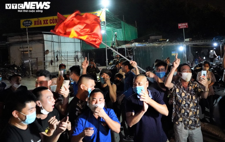 11.000 người dân Hạ Lôi phấn khởi, vẫy cờ mừng khoảnh khắc gỡ bỏ cách ly - 10