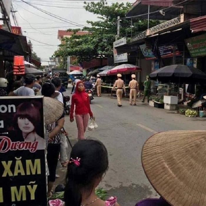 Đang bán hàng ở chợ, vợ bị chồng tâm thần đâm chết - 1