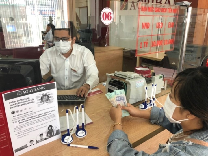 Agribank miễn giảm, hạ lãi suất cho 27.500 khách hàng ảnh hưởng dịch COVID-19 - 1