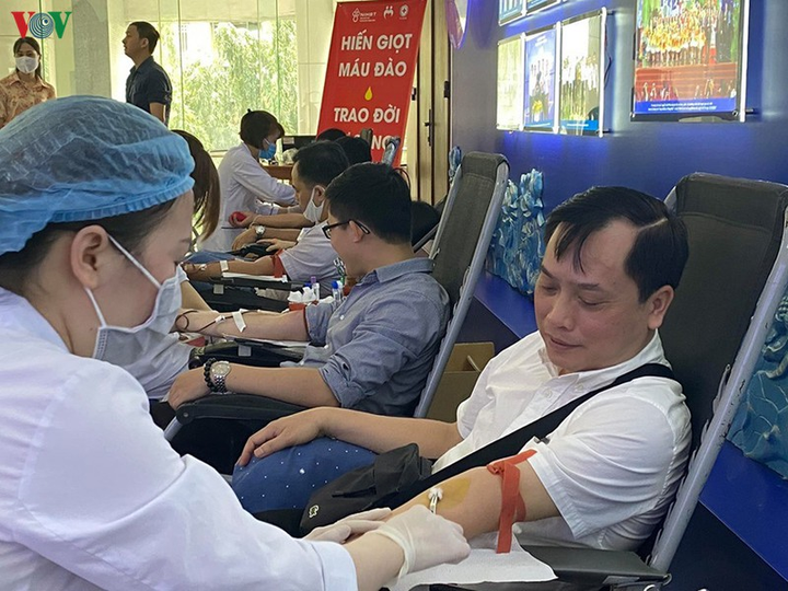 Cán bộ, nhân viên VOV tham gia hiến máu trong mùa dịch Covid-19 - 11