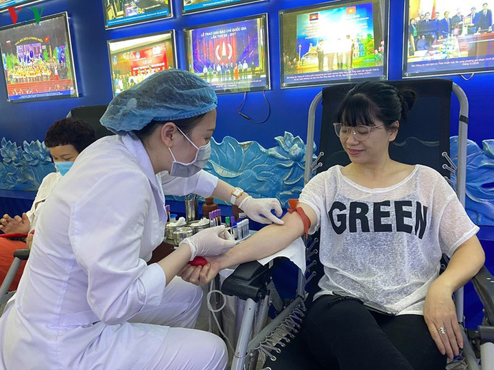 Cán bộ, nhân viên VOV tham gia hiến máu trong mùa dịch Covid-19 - 10