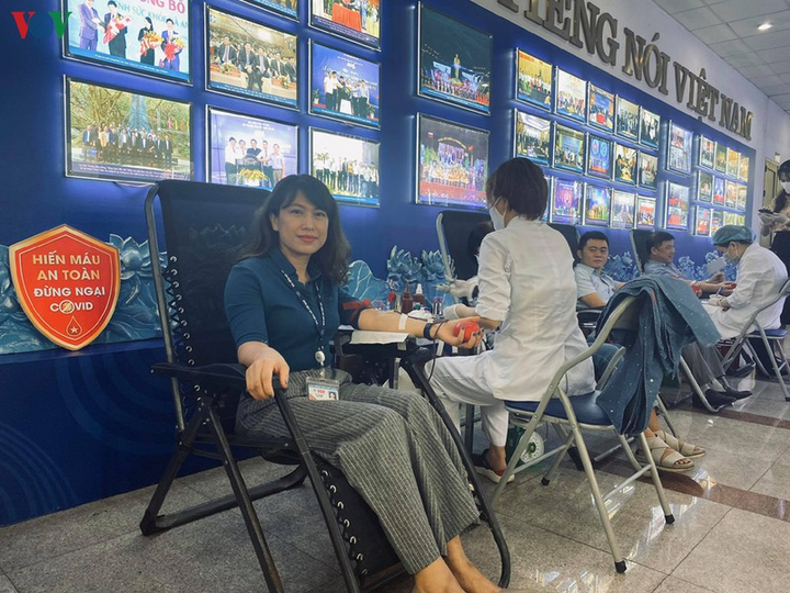 Cán bộ, nhân viên VOV tham gia hiến máu trong mùa dịch Covid-19 - 12