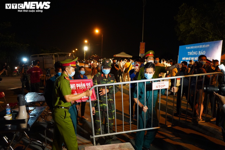 11.000 người dân Hạ Lôi phấn khởi, vẫy cờ mừng khoảnh khắc gỡ bỏ cách ly - 1