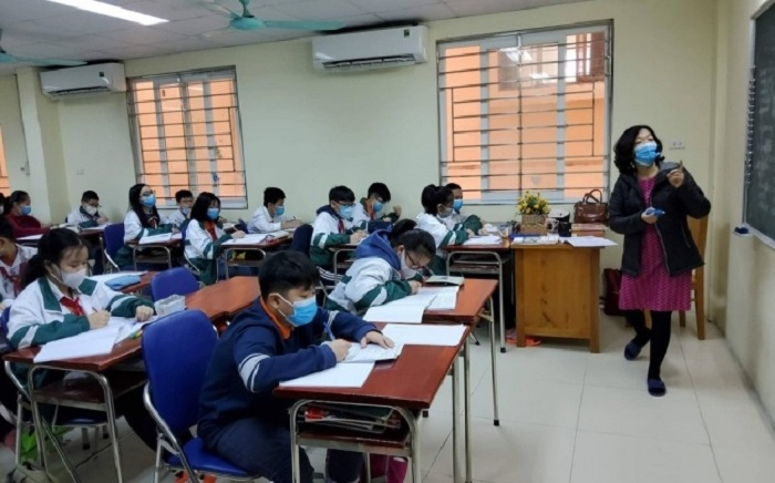 Dân mạng xót xa cảnh thầy cô ngộp thở đeo khẩu trang dạy học - 1