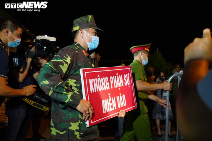 11.000 người dân Hạ Lôi phấn khởi, vẫy cờ mừng khoảnh khắc gỡ bỏ cách ly - 8