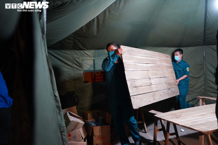 11.000 người dân Hạ Lôi phấn khởi, vẫy cờ mừng khoảnh khắc gỡ bỏ cách ly - 7