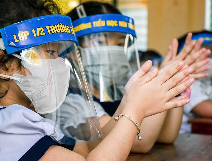 Trường không mở điều hòa, phụ huynh lo con đi học chưa mắc COVID-19 đã lăn ra ốm - 1