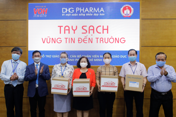 TP.HCM: Giáo viên tiểu học được DHG Pharma tài trợ gel rửa tay phòng dịch - 2