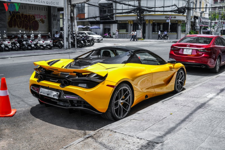 McLaren 720S Spider khoe dáng trên đường phố Sài Gòn - 8