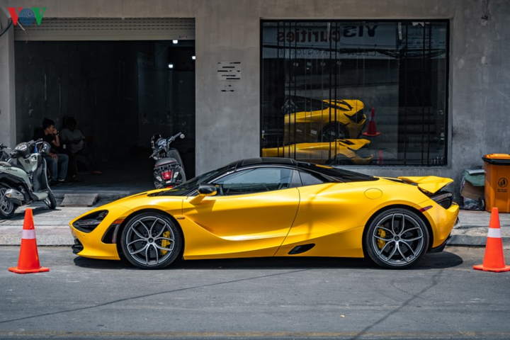 McLaren 720S Spider khoe dáng trên đường phố Sài Gòn - 5