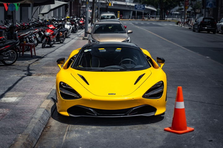 McLaren 720S Spider khoe dáng trên đường phố Sài Gòn - 3