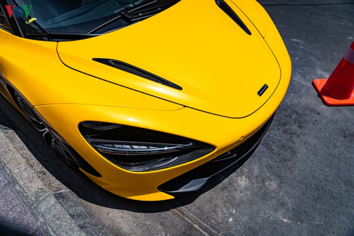 McLaren 720S Spider khoe dáng trên đường phố Sài Gòn - 4