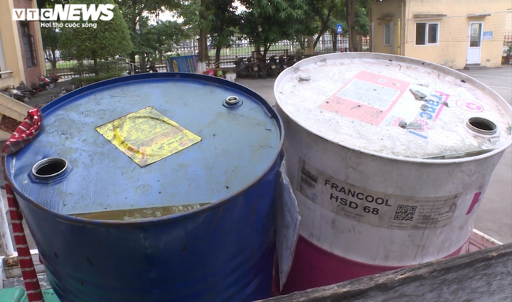 Doanh nghiệp chỉ đạo công nhân đổ trộm 400 lít dầu thải ra môi trường - 1