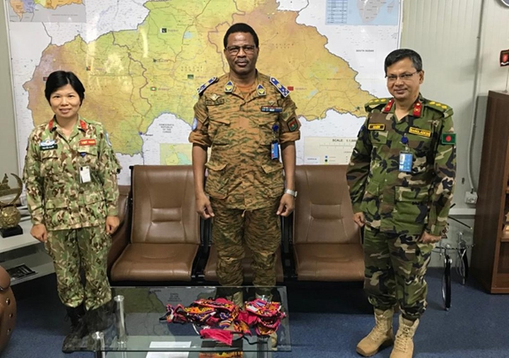 Nữ sĩ quan Việt Nam may khẩu trang tặng nhân viên LHQ và người dân CH Trung Phi - 1