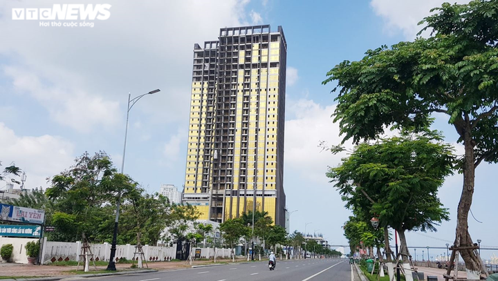 Đà Nẵng buộc chủ đầu tư 2 cao ốc dát kính vàng gây lóa mắt khắc phục sai phạm - 1