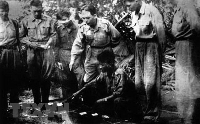 Chủ tịch Hồ Chí Minh và Đại tướng Võ Nguyên Giáp trong Chiến dịch Điện Biên Phủ - 8