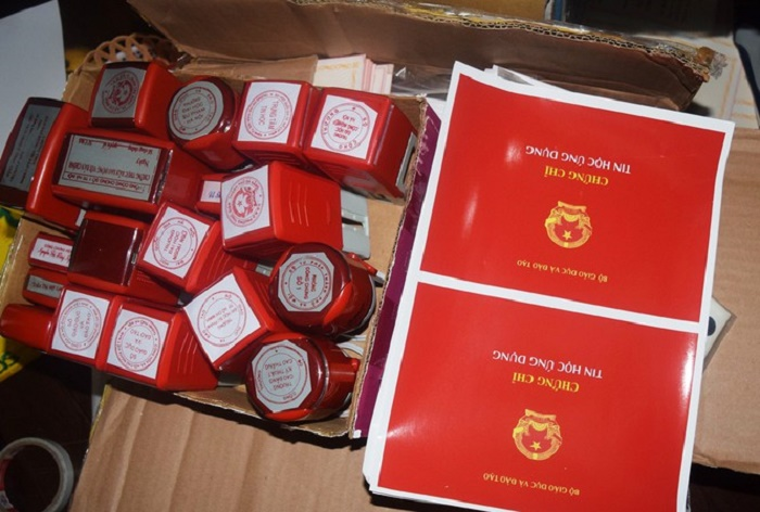 Làm giả con dấu, tài liệu rồi công khai giá bán trên mạng - 2