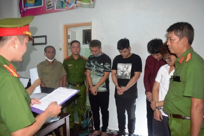 Làm giả con dấu, tài liệu rồi công khai giá bán trên mạng - 1