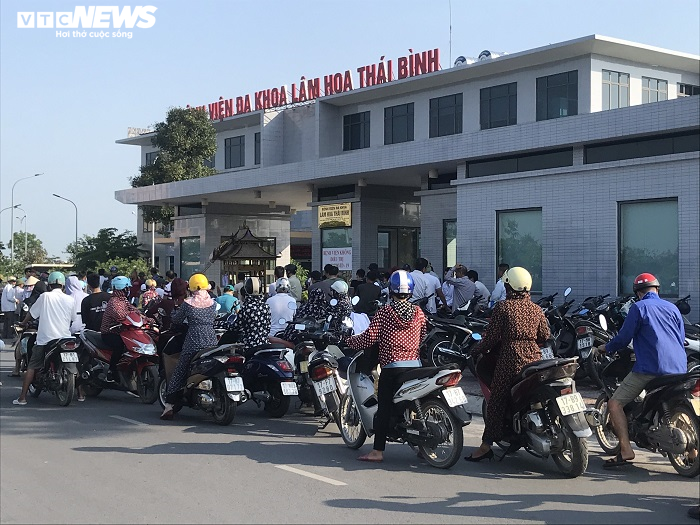 Bệnh nhân chết sau tiêm thuốc, người nhà mang xe tang đến bệnh viện - 1