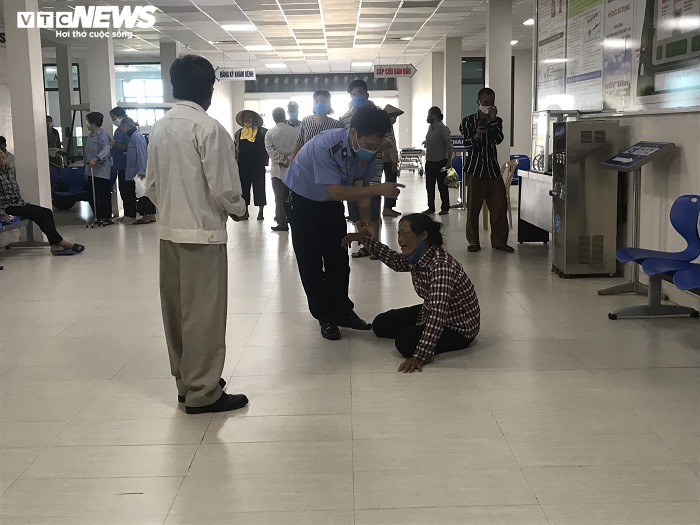 Bệnh nhân chết sau tiêm thuốc, người nhà mang xe tang đến bệnh viện - 3