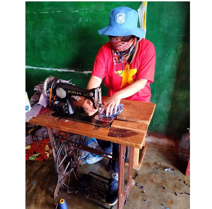 Nữ sĩ quan Việt Nam may khẩu trang tặng nhân viên LHQ và người dân CH Trung Phi - 2