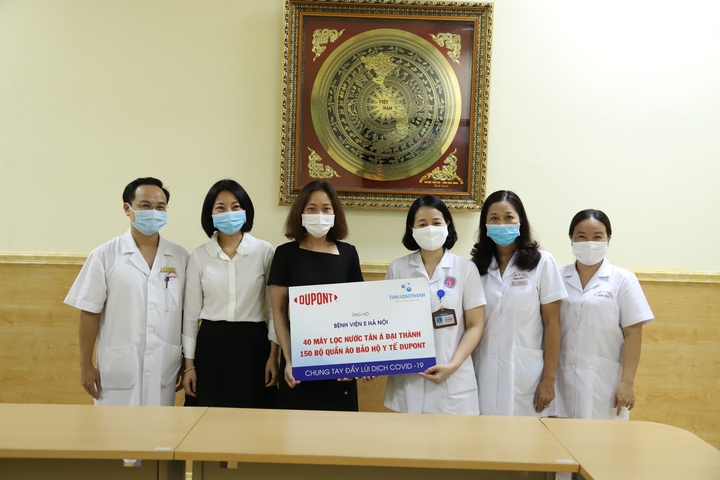 Hai 'ông lớn' chung tay góp sức chống dịch COVID-19 - 2