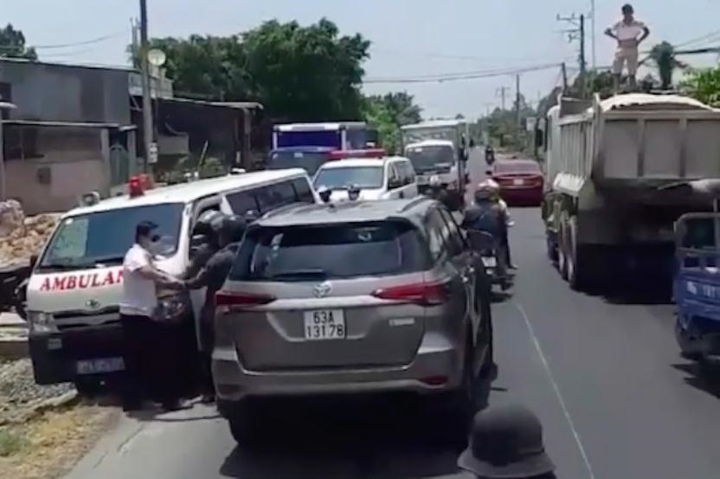 Tước bằng 2 tháng tài xế cố tình cản trở xe cứu thương đang chở bệnh nhân - 1