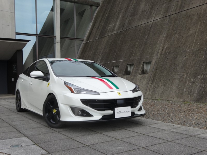Toyota Prius bản độ phong cách Ferrari FF - 1
