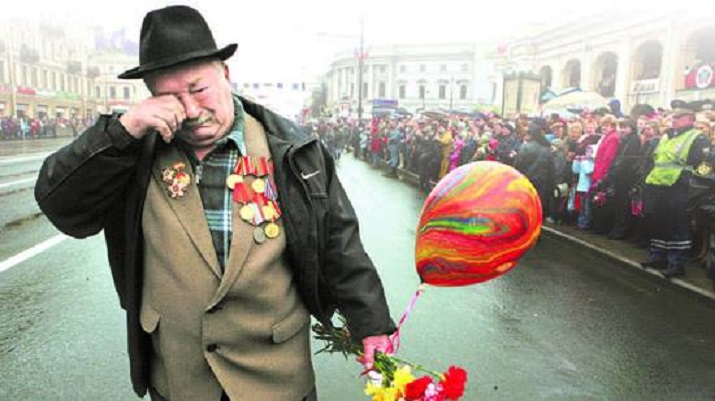 Xúc động bức ảnh cựu binh già bật khóc trong ngày Chiến thắng - 1