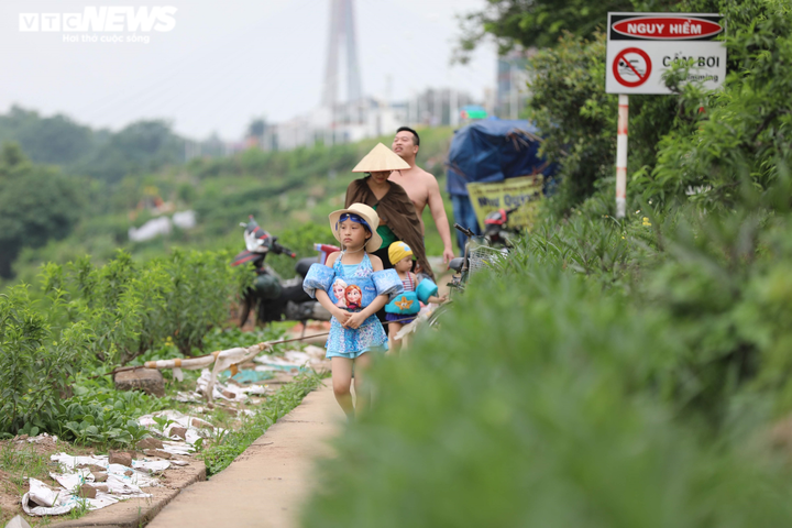 Bất chấp biển cấm, bãi cát ven sông Hồng vẫn đông người tới tắm - 3