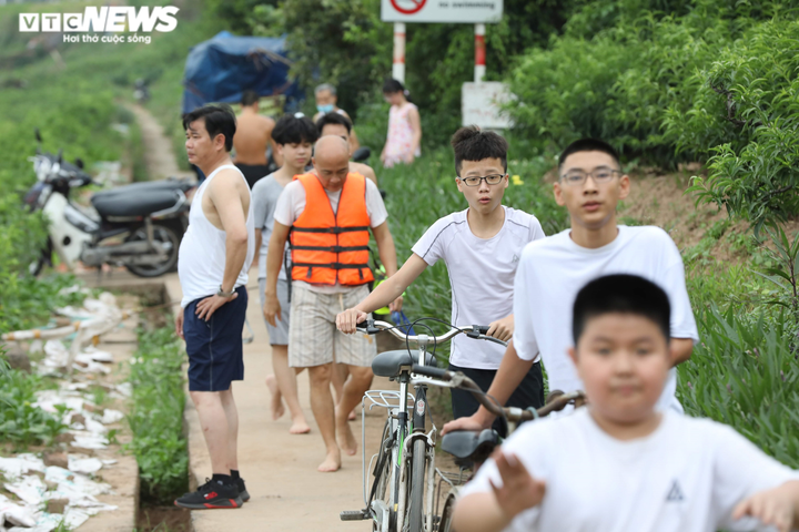 Bất chấp biển cấm, bãi cát ven sông Hồng vẫn đông người tới tắm - 11