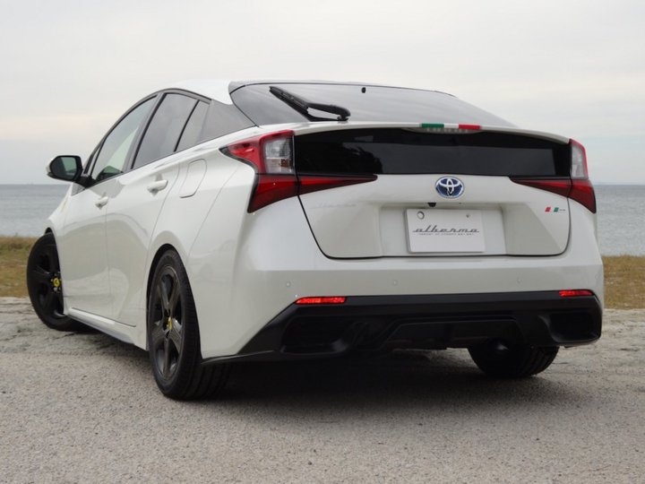 Toyota Prius bản độ phong cách Ferrari FF - 5