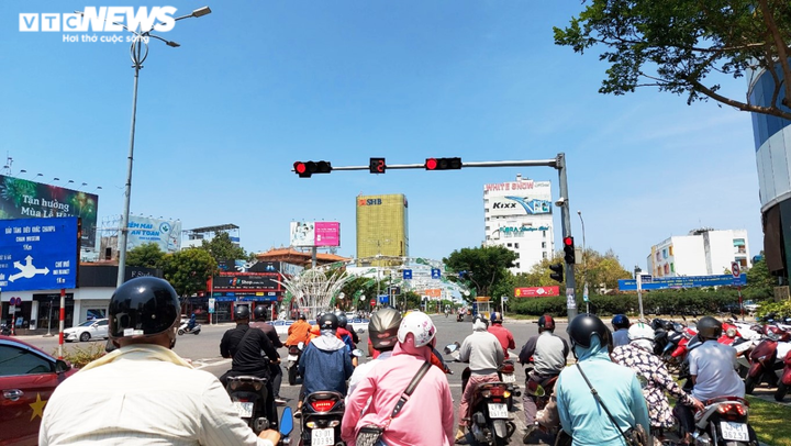 Người Đà Nẵng quay cuồng trong nắng nóng khủng khiếp - 1