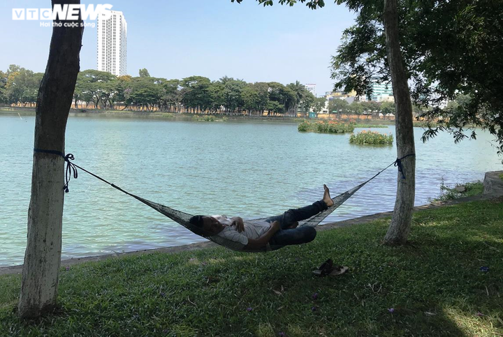 Người Đà Nẵng quay cuồng trong nắng nóng khủng khiếp - 9