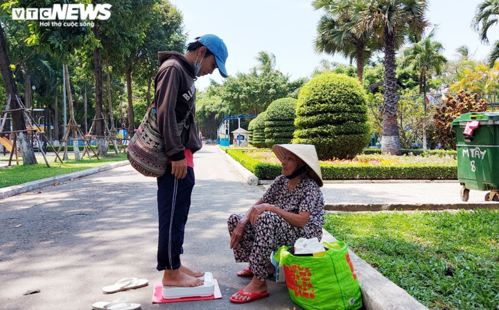 Người Đà Nẵng quay cuồng trong nắng nóng khủng khiếp - 12