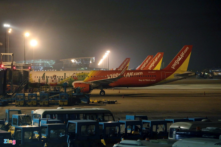 Hình ảnh máy bay 'nằm đất' la liệt ở Nội Bài và Tân Sơn Nhất - 7