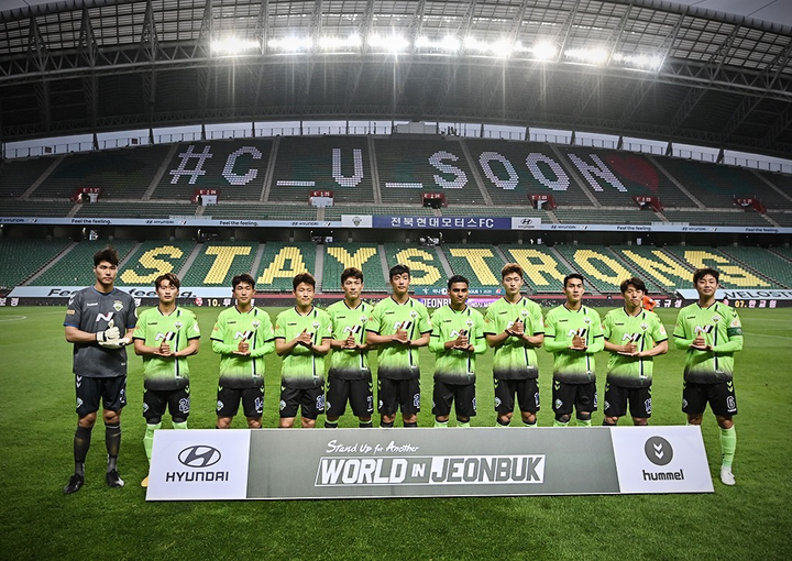 Bóng đá Hàn Quốc trở lại: Cầu thủ dự bị đeo khẩu trang, sân bóng không khán giả - 3